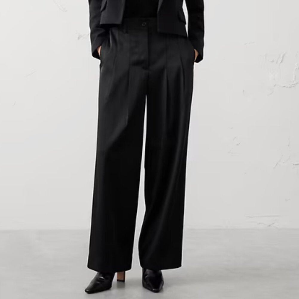 Banana Republic Straight, High-Rise, Satin Trousers Size 2P